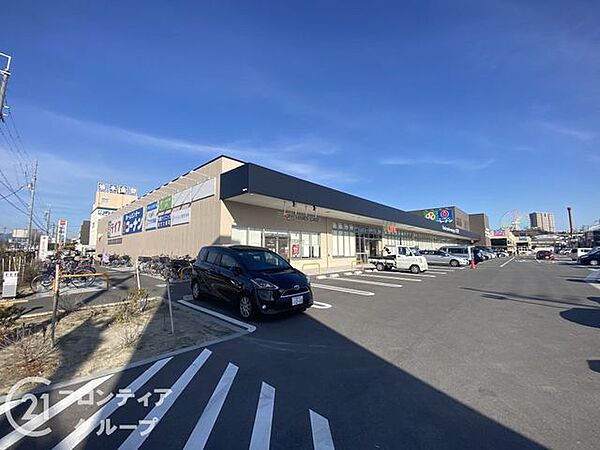 ライフ枚方大橋店 徒歩12分。 930m