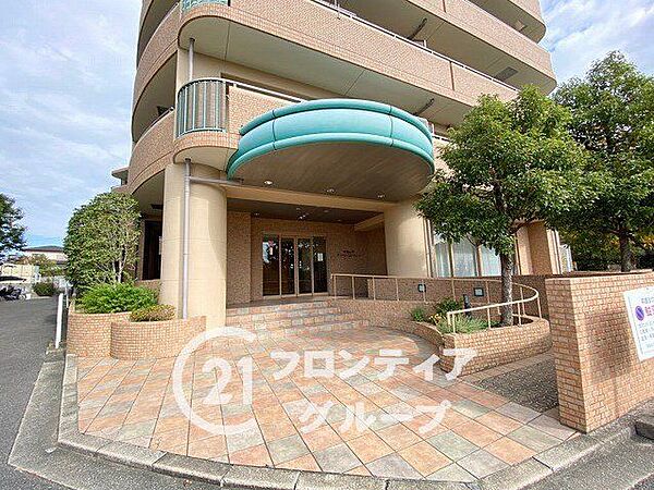 落ち着いた雰囲気のエントランスは、訪れる人に心安らぐ空間を提供し、温かく迎えてくれます！