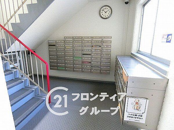 必要最低限の設備が整ったロビーで、実用性を重視した空間です