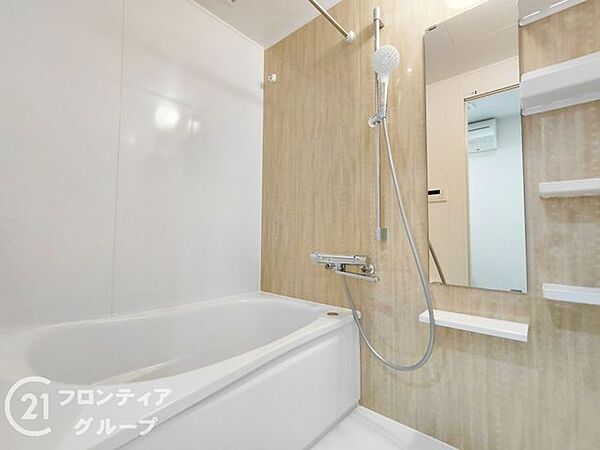 清潔感あふれるバスルームで、毎日の疲れを癒せます。明るく開放的な空間で、リフレッシュできるひとときをお楽しみください。