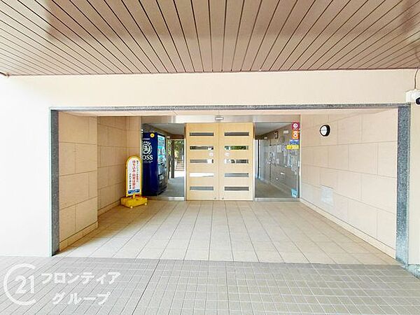 温かみのあるエントランスは、住む人を優しく迎え、訪れる人にも心地よい印象を与える魅力的な空間です！