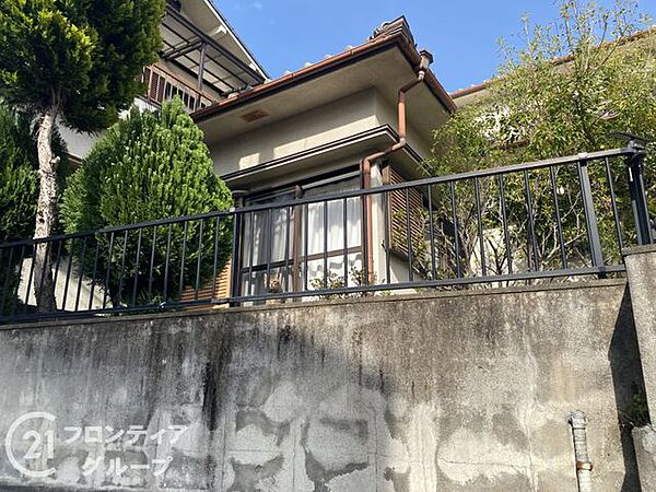 緑豊かな環境に囲まれた外観は、自然との調和を感じさせる心地よい空間です。リラックスできる住環境です。