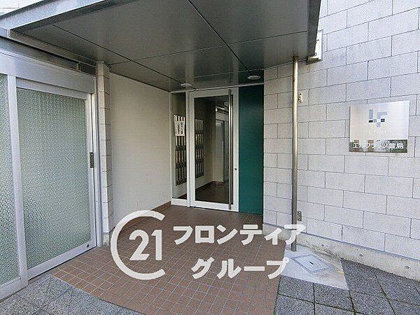 温かみのあるエントランスは、住む人を優しく迎え、訪れる人にも心地よい印象を与える魅力的な空間です！