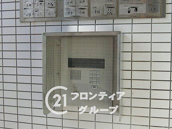必要最低限の設備が整ったロビーで、実用性を重視した空間です