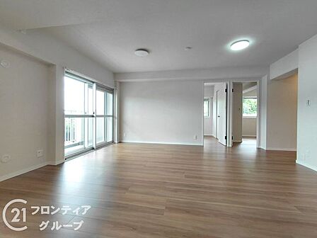大きな窓から差し込む柔らかな光が室内を明るく包み込む開放的なリビングです 木のぬくもりを感じるフローリングが心地よく 家族が自然と集まりたくなるような穏やかな時間が流れます
