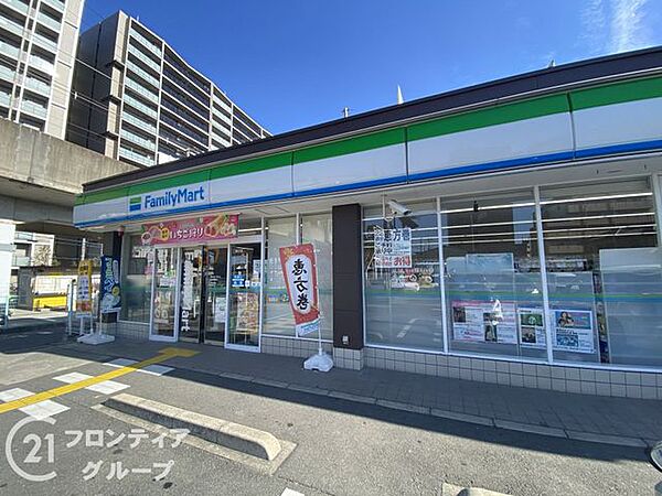 ファミリーマート星田駅東店 徒歩8分。 570m