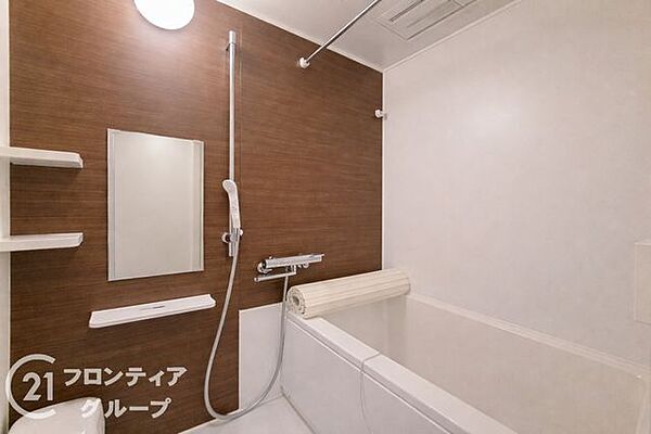 シックな色合いのパネルが落ち着いた空間を演出する浴室です。ゆったりとした浴槽で一日の疲れを癒やし、自分だけの贅沢なリラックスタイムを心ゆくまでお過ごしいただけます