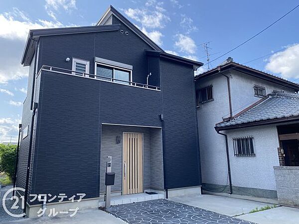 シンプルながらも存在感のある外観で、住む人を魅了し、日常に特別な時間をもたらします
