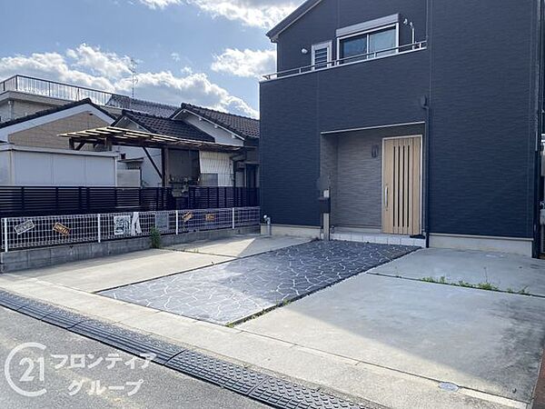 駐車場の広さが魅力で、車の出し入れがスムーズに行えます