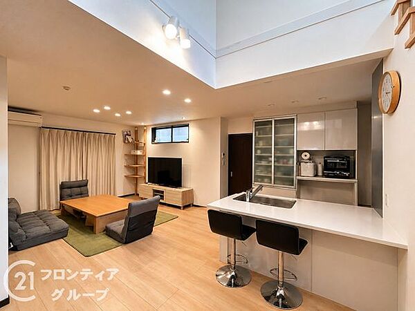 吹き抜けがあり開放的なリビングは、居心地が良く、家族の憩いの場にぴったりです