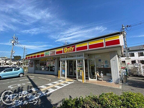 デイリーヤマザキ枚方長尾北町店 徒歩5分。 380m