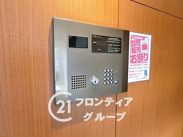 オートロックシステムは、住民の安全を守るための高いセキュリティ機能を提供しています。マンションエントランスに設置され、不審者の侵入を防ぎ、住民に安心感を与えます。