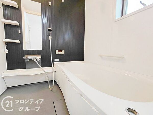 築年数が浅いため水回りも非常に綺麗で、すぐにでも快適に使用できる状態！落ち着いた色調のデザインは飽きが来ず、長く愛用できるのが嬉しいポイント。最新の設備で、冬場でも暖かく快適なバスタイムを過ごせる空間