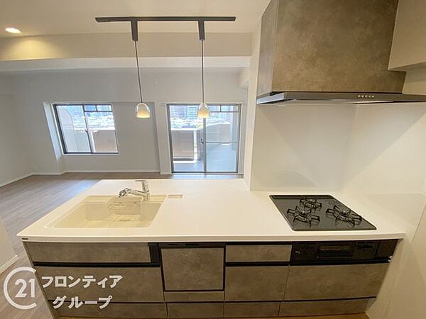 お洒落なカフェのような雰囲気の中で、お料理を作る時間がもっと楽しくなりそうですね！リビングを見渡せる開放的な設計なので、お子様の様子を見守りながら安心して家事が進められるのも嬉しいポイントですね！