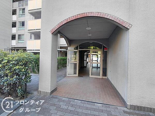 マンションのエントランスは、住まう方々を迎える洗練された空間です。日常の出入りを快適にするための工夫がされています。