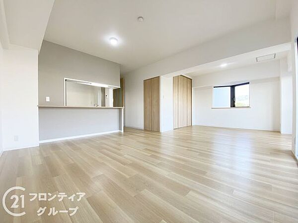 約22帖のリビングは、広々とした空間で、家族や友人との時間を楽しむのにぴったりです。快適な居住空間を提供します。