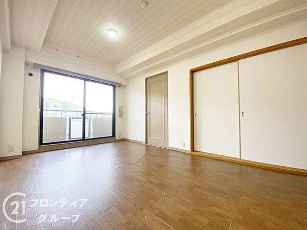 リビングは、家族や友人との時間を楽しむのに最適な広さです。快適な居住空間を提供します。