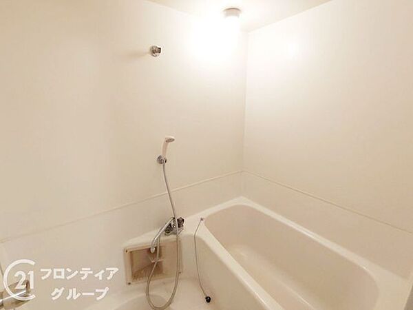 家族全員が快適に使える、広々としたバスルームです。ゆったりとした空間で、リラックスした時間をお過ごしください