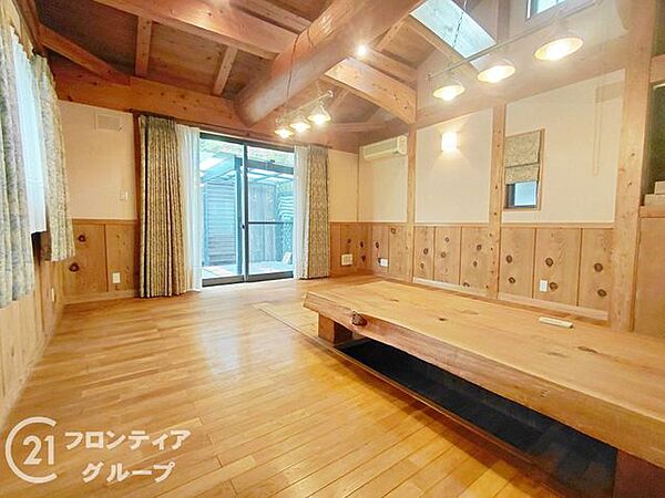 広々としたリビングで、明るい日が差し込みます！