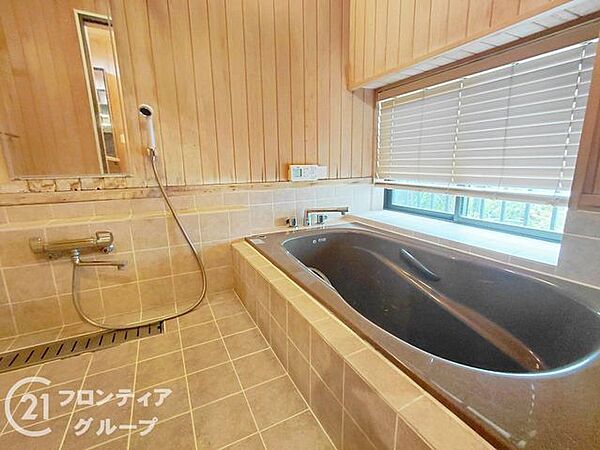 バスタブ付きで、ゆったりとお風呂に浸かり、疲れた体を癒せる贅沢な空間です。窓があるのでこまめに換気ができ、清潔感を保てます。リラックスタイムをより豊かにする素敵な選択です。