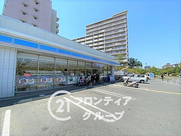 ローソン香里ヶ丘さくら通り店 徒歩9分。 660m