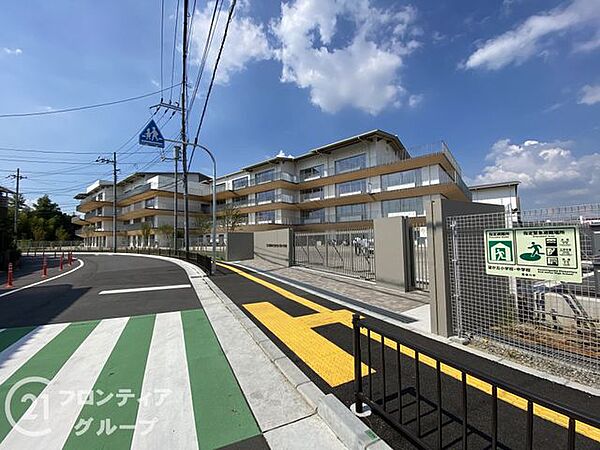寝屋川市立望が丘中学校 徒歩11分。 840m
