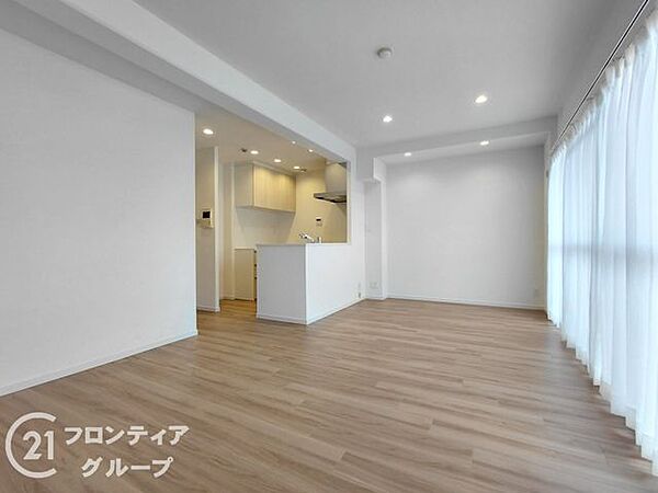リビングは、シンプルでありながらも高級感のあるデザインです。快適な暮らしをサポートします。