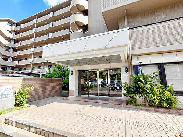落ち着いた雰囲気のエントランスは、訪れる人に心安らぐ空間を提供し、温かく迎えてくれます！