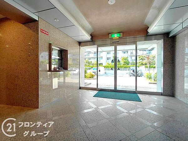機能的なロビーで、住む人が快適に過ごせるよう配慮されています