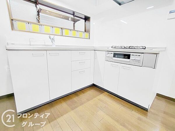 広々とした作業スペースがあり、料理がしやすく、快適なキッチンです