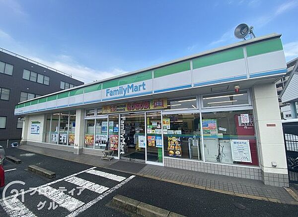 ファミリーマートトヨタくずは牧野店 徒歩5分。 360m