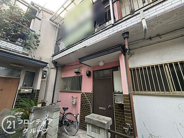 落ち着いた色合いの外壁が印象的な、手入れの行き届いた中古戸建です。周辺環境に馴染む柔らかな雰囲気があり、大切なご家族との新しい生活を穏やかにスタートさせることができそうです