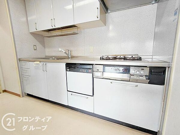 収納が充実しており、キッチン用品をすっきりと整理できる便利な空間です