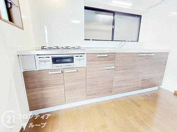 最新のシステムキッチンへ新調されており、毎日の料理がより楽しくスムーズになります。お気に入りの調理器具を並べて、心躍るお料理タイムを満喫できる素敵な環境です！