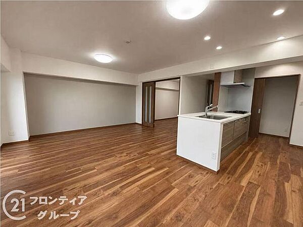 家具の配置がしやすい奥行きのある空間は、ライフスタイルに合わせて自由なコーディネートを楽しめそうですね！お友達を招いてのホームパーティーも余裕を持って開催できる広さが魅力です