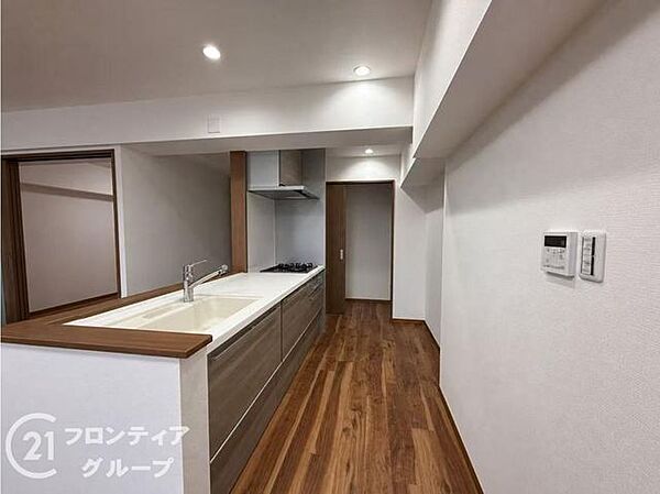 広々としたワークトップは使い勝手が良く、毎日のお料理がより一層楽しくなりそうですね！収納スペースもたっぷりと確保されているので、キッチン周りをいつも美しく保てます