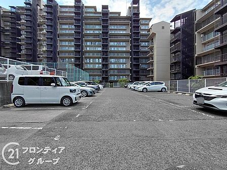 敷地内にある駐車場エリアです。空き状況や利用条件、詳細料金につきましてはお気軽にお問い合わせください。