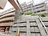 エントランス：落ち着きと高級感のあるアプローチ部分。毎日気持ちよく出入りできる清潔感のある共用部となっており、居住者の暮らしを守ります。