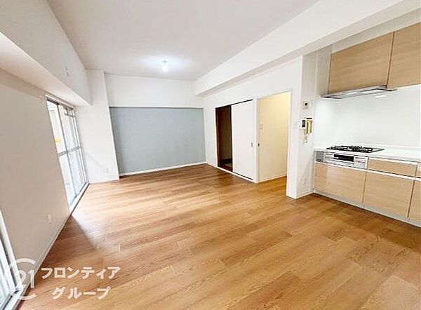 大きな窓から心地よい光が注ぎ込む、明るく開放的なLDK空間。家族みんなが自然と集まり、ゆったりと寛げる広さを確保しています。どんな家具とも相性の良い、ナチュラルで洗練された内装デザインです。