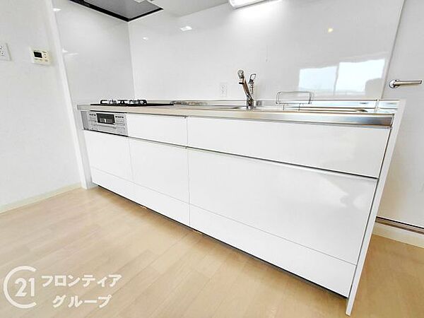 清潔感あふれる白を基調としたキッチンは料理の時間がいっそう楽しくなりそうですね、広いシンクや調理スペースもしっかり確保されており、毎日の家事効率をぐんと高めてくれる機能的な設計と洗練された美しさが魅…