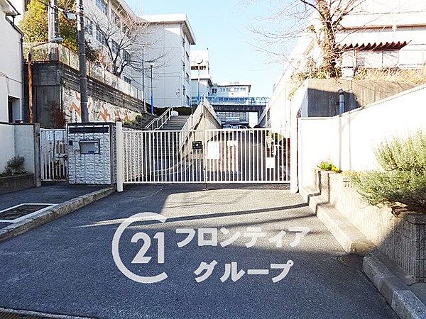 寝屋川市立第十中学校 徒歩16分。 1240m