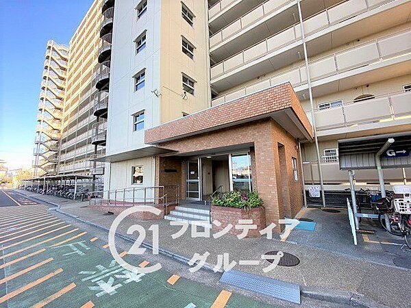 温かみのあるエントランスは、住む人を優しく迎え、訪れる人にも心地よい印象を与える魅力的な空間です！