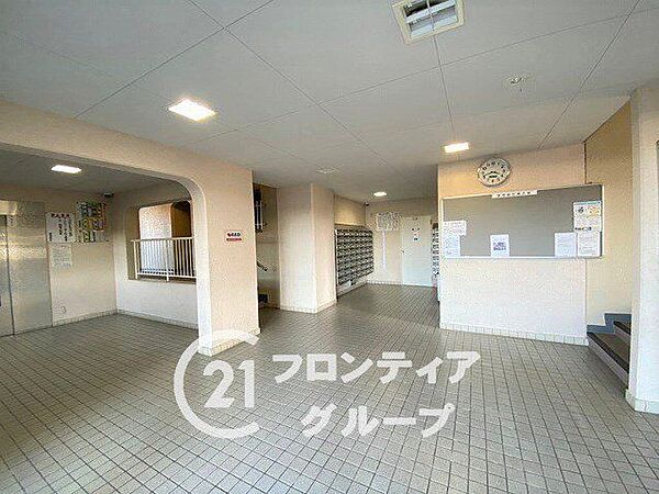 シンプルなロビーですが、住む人にとって居心地の良い空間を提供します