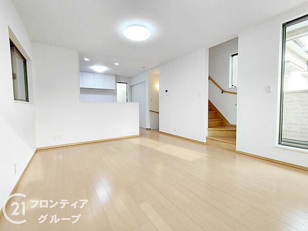 温かみのある床材と白い壁のコントラストが、上品で落ち着いた雰囲気を演出します。大きな窓から注ぐ光が心地よく、家族の団らんを優しく包み込んでくれます
