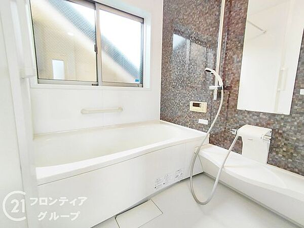 一日の疲れを優しく癒してくれる浴室は、ゆったりとした広さが確保されています。清潔感のあるパネルと明るい照明が、心からリフレッシュできる心地よいバスタイムを毎日提供してくれます