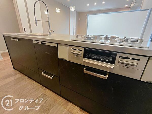 家族との会話も弾みそうな開放感のあるキッチンですね！広々としたシンクやコンロ周りは使い勝手が良く、お掃除もスムーズに行える仕様です。暮らしを彩る素敵な空間をご体感くださいね！