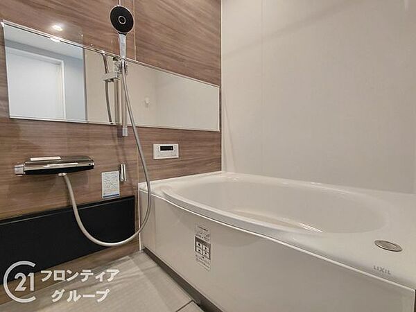 木目調の壁パネルが安らぎを演出する上質なバスルーム！最新の設備が整った清潔な空間で、自分だけの贅沢なリフレッシュタイムを満喫！心身ともに癒される至福のプライベート空間！
