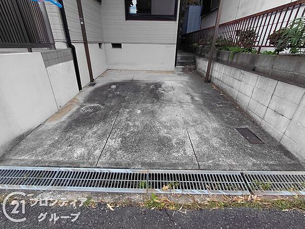玄関のすぐ目の前に配置された機能的な駐車スペースです。フラットな造りになっているため、お車の出し入れがしやすく、雨の日のお買い物帰りでも最短距離で室内へ移動できます