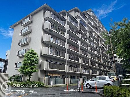 緑が多く落ち着いた雰囲気があり、マンションと周辺の雰囲気が調和されて住み心地が良さそうです。