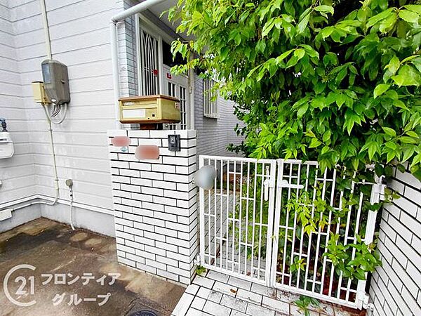 白い門扉と鮮やかな緑のコントラストがとても素敵ですね！お客様を最初にお迎えする場所だからこそ、この清潔感と温かみのある雰囲気は自慢のポイントになりそうです